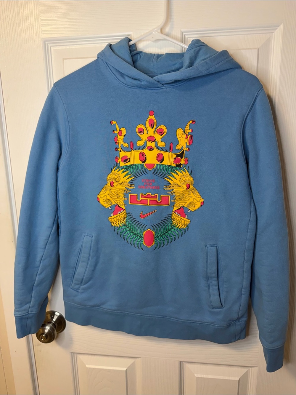 Nike LeBron James Strive for Greatness Crowned Lion Hoodie Youth XL Blue